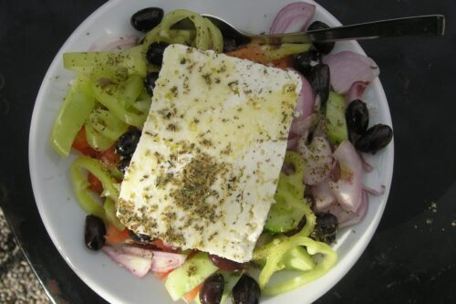 Olivenöl zu Salat und Schafskäse
