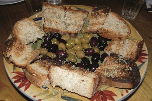 mit Weißbrot, Oregano und Oliven