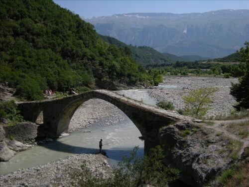Vjosatal: Brücke zu Benja