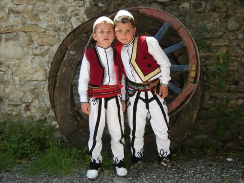 Kinder in albanischer Tracht