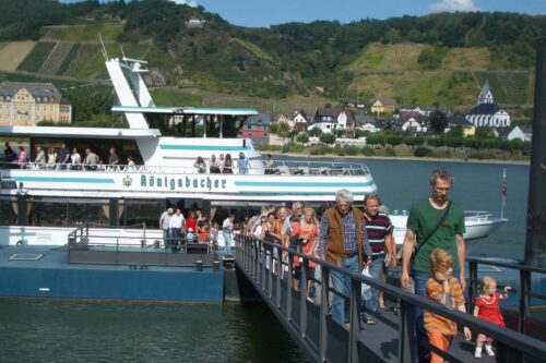 Schifffahrt von Andernach zum Geysir im Namedeyer Werth