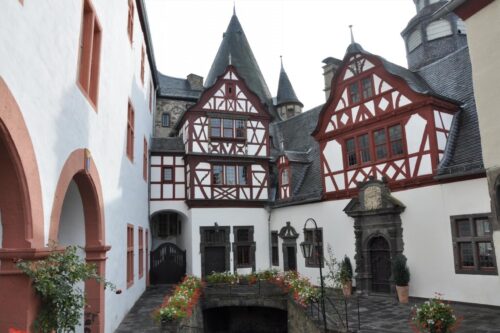 Innenhof des Schlosses Bürresheim